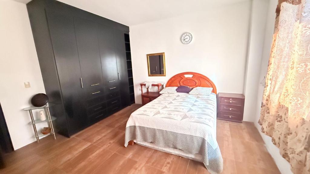 una camera con un letto e una porta nera di Habitación doble # 3 a Macas