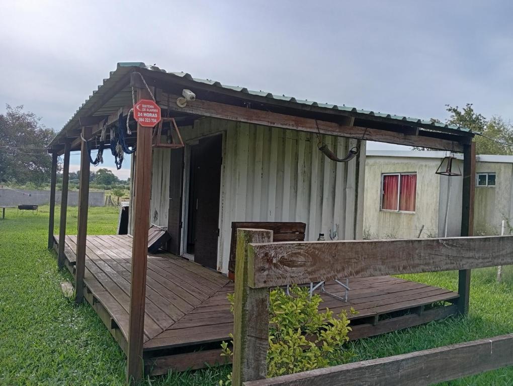 een klein houten huis met een stopbord erop bij Apartamento La Balsa in San Gregorio de Polanco