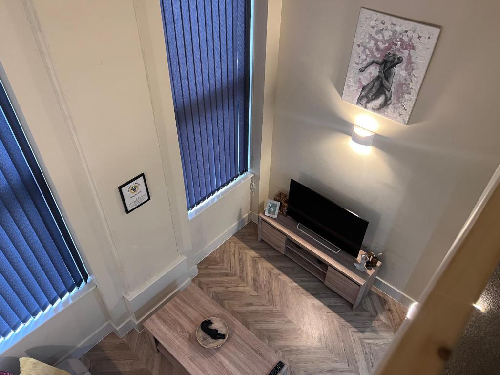 Una televisión o centro de entretenimiento en Barrow stays