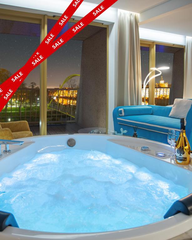 a jacuzzi tub in a hotel room at Boulevard Drobnera Residence - Apartamenty z widokiem na Odrę in Wrocław