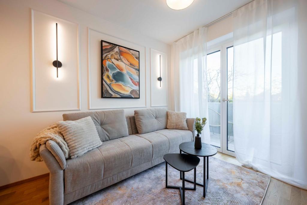 多瑙河畔克雷姆斯Sweet Apartments - Krems an der Donau的客厅里有一张沙发和一张桌子。