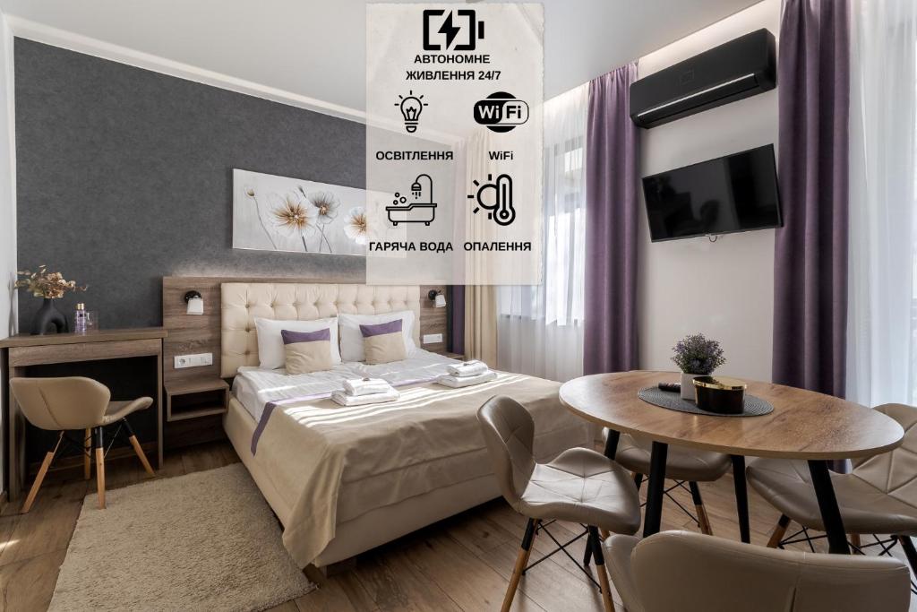 une chambre avec un lit, une table et des chaises dans l'établissement DeMar Apart Violet, à Lviv