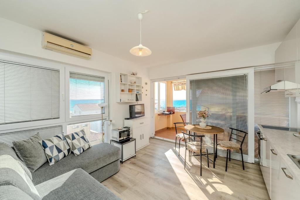 Køkken eller tekøkken på Mare beautiful sea view apartment