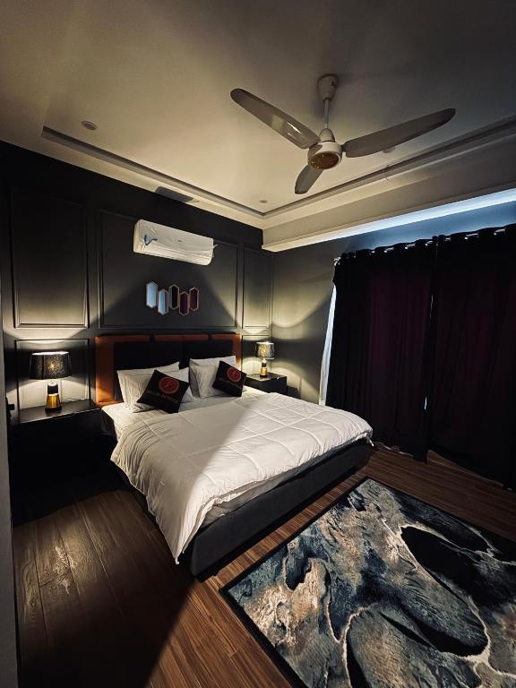 En eller flere senge i et værelse på Avalons luxury decent1BHK cozy apartment