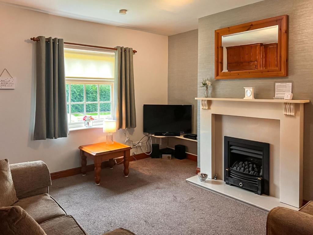 TV a/nebo společenská místnost v ubytování Estate Cottage