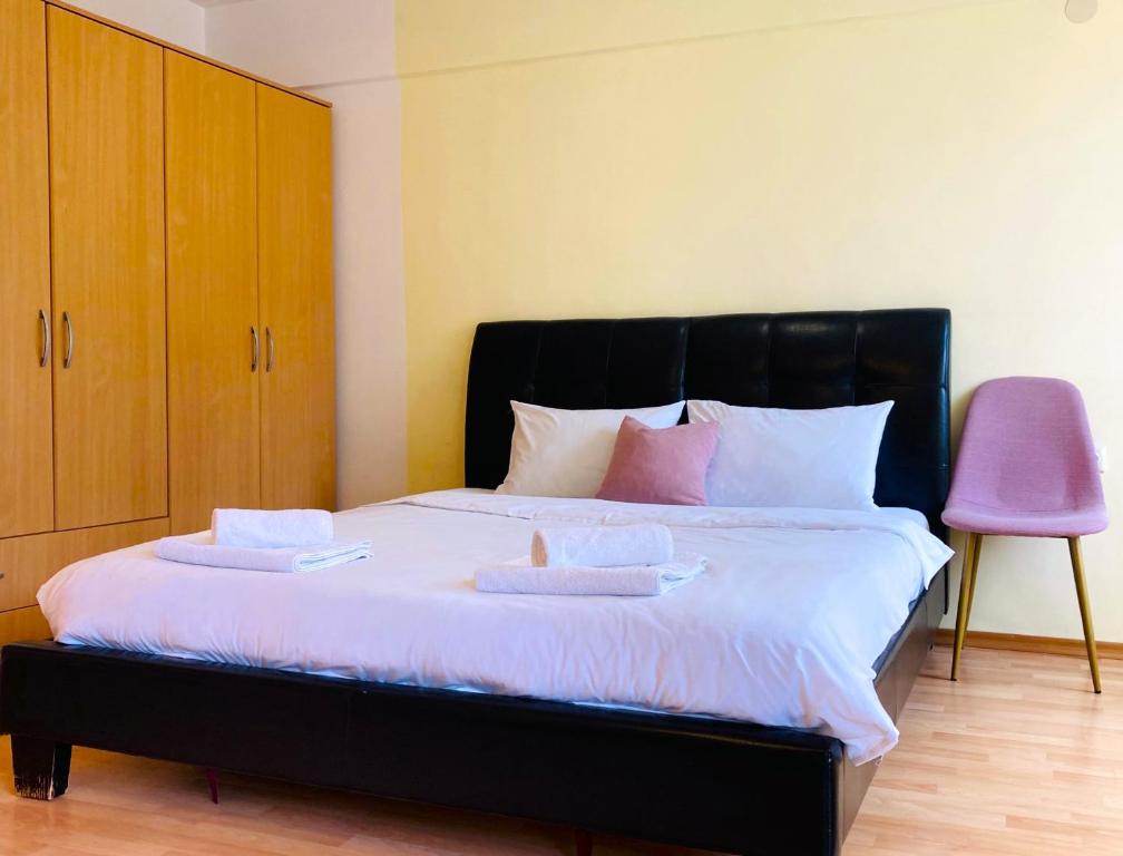 Postel nebo postele na pokoji v ubytování Sunny Central Apartment for 4 Guests 2 minutes from High Street