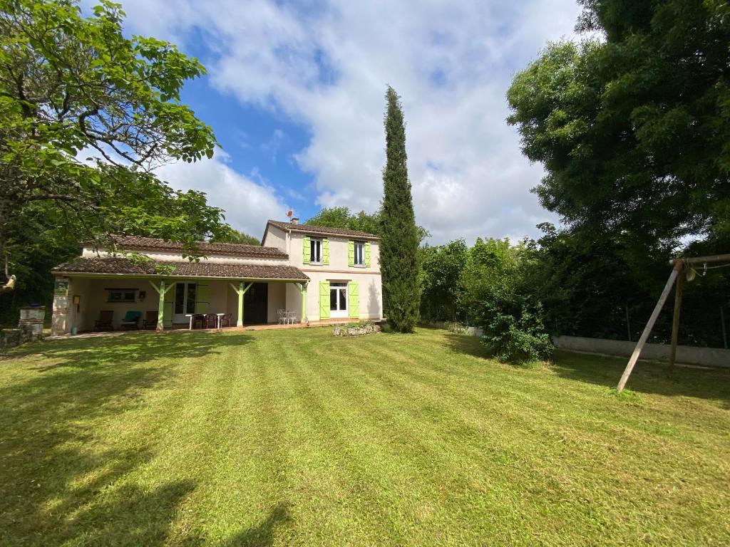Un gran patio frente a una casa blanca en Gîte Borie, en Gasques