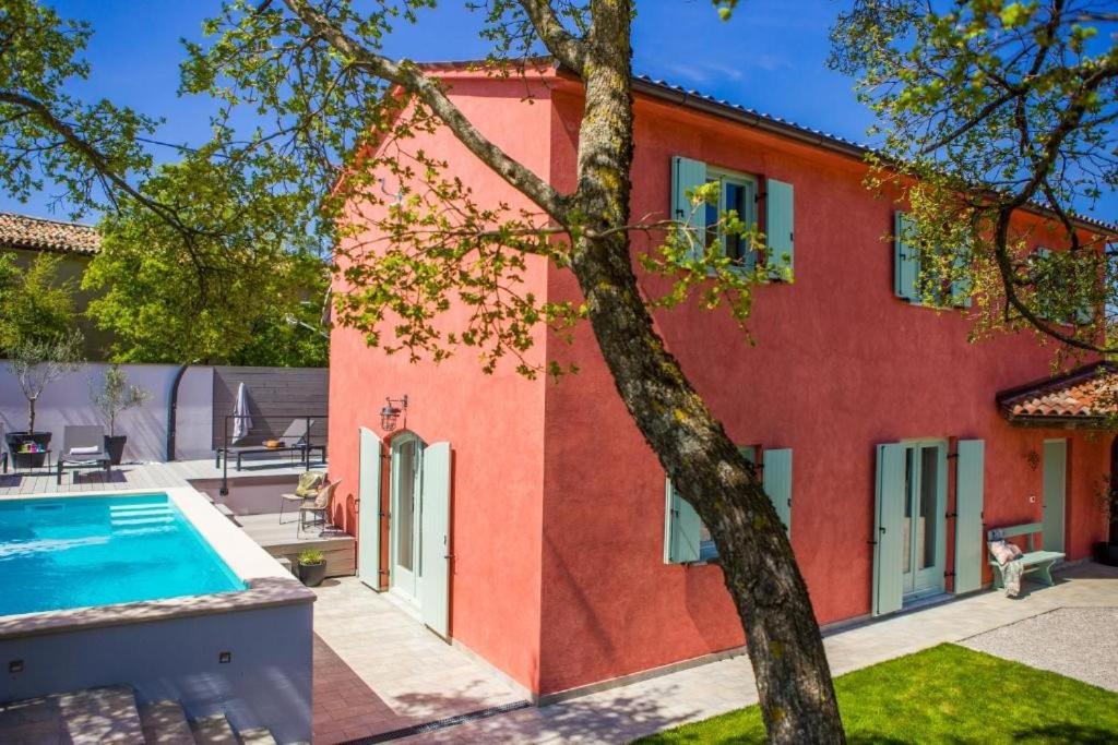ein Haus mit einem Swimmingpool davor in der Unterkunft Villa Piano in Brest