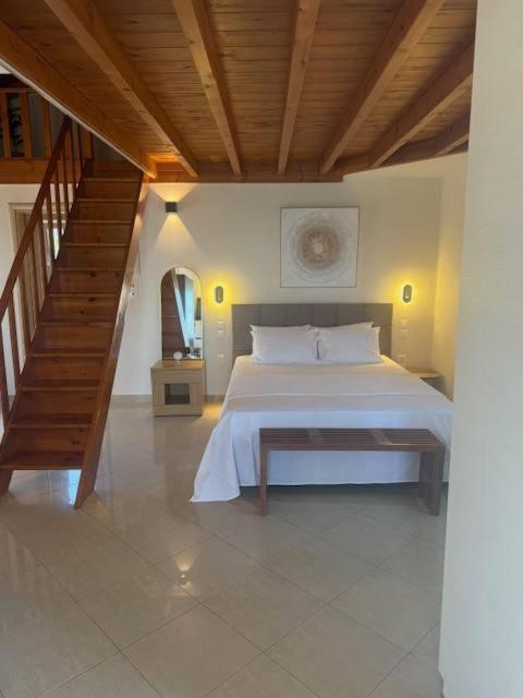 um quarto com uma cama grande e uma escada em Kourouta's Diamond Apartment 1 em Kourouta