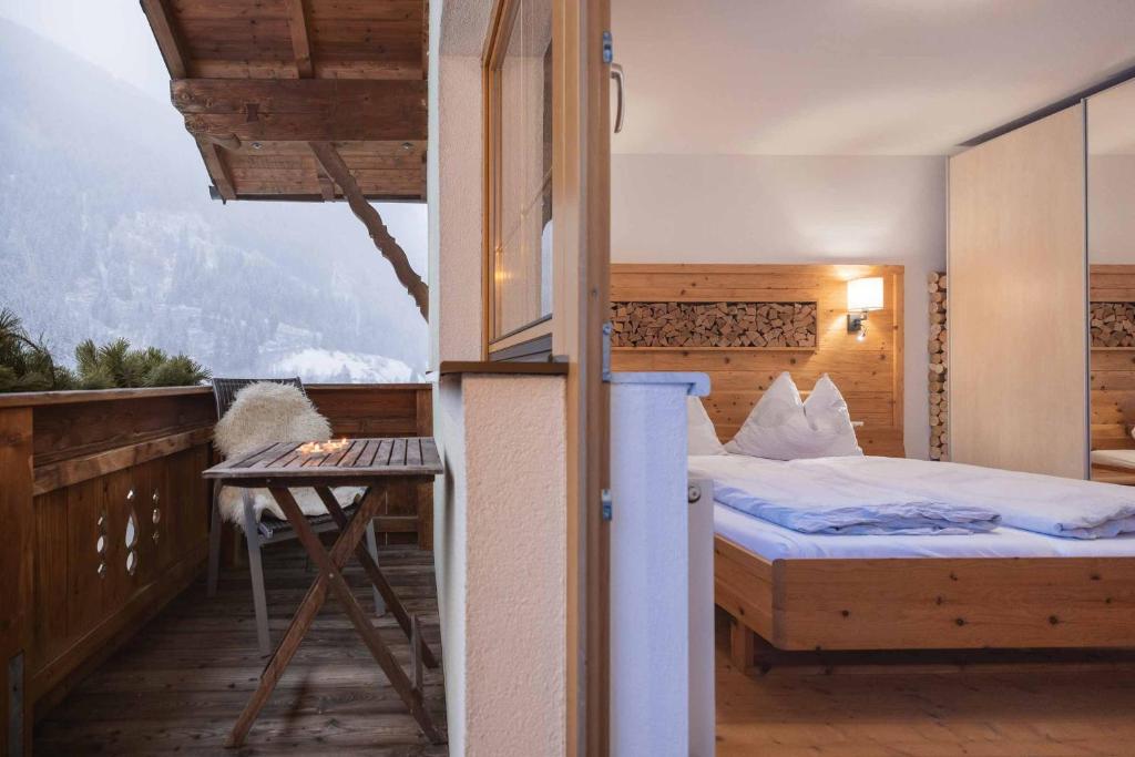 Ένα ή περισσότερα κρεβάτια σε δωμάτιο στο Alpenkönig Lodge Stubaital Stilvolle Apartments im alpinen Design
