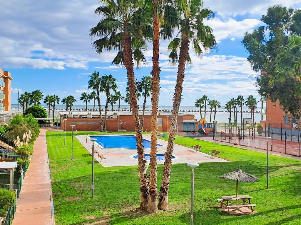 Πισίνα στο ή κοντά στο ENJOY in Beautiful flat in front of the sea and beach