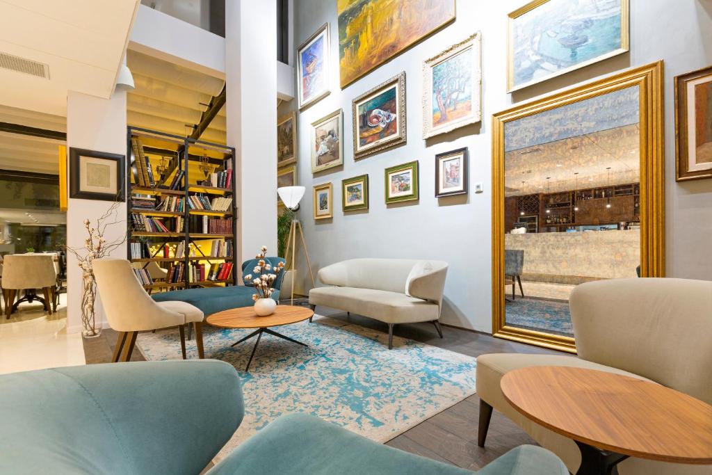 Posezení v ubytování Envoy Hotel