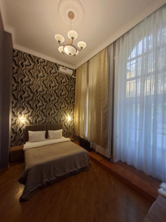 Ένα ή περισσότερα κρεβάτια σε δωμάτιο στο Hôtel Jeanne d'Arc Central