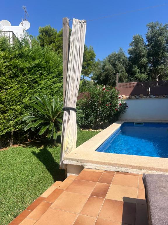 ein Pool in einem Hof mit in der Unterkunft Villa Ferrera Select A in Cala Ferrera