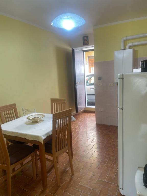 a kitchen with a table and chairs and a refrigerator at Da nonna Maria in Celano