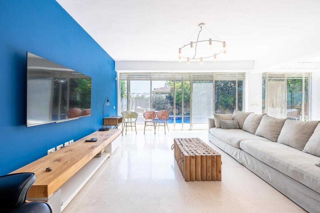 TV a/nebo společenská místnost v ubytování Villa 6BR - Pool - Close Beach