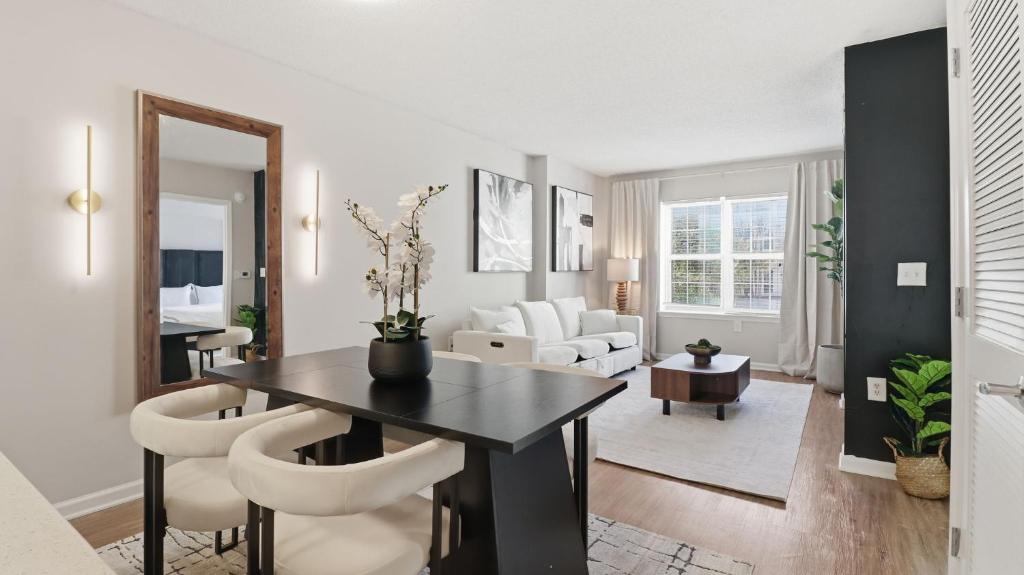 Μια τηλεόραση ή/και κέντρο ψυχαγωγίας στο North Bethesda - Luxe Apartment