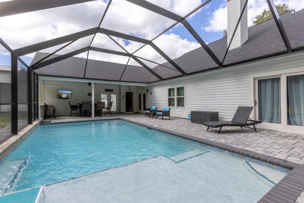 una piscina con un grande tetto in vetro di Southern Charm a Bon Secour