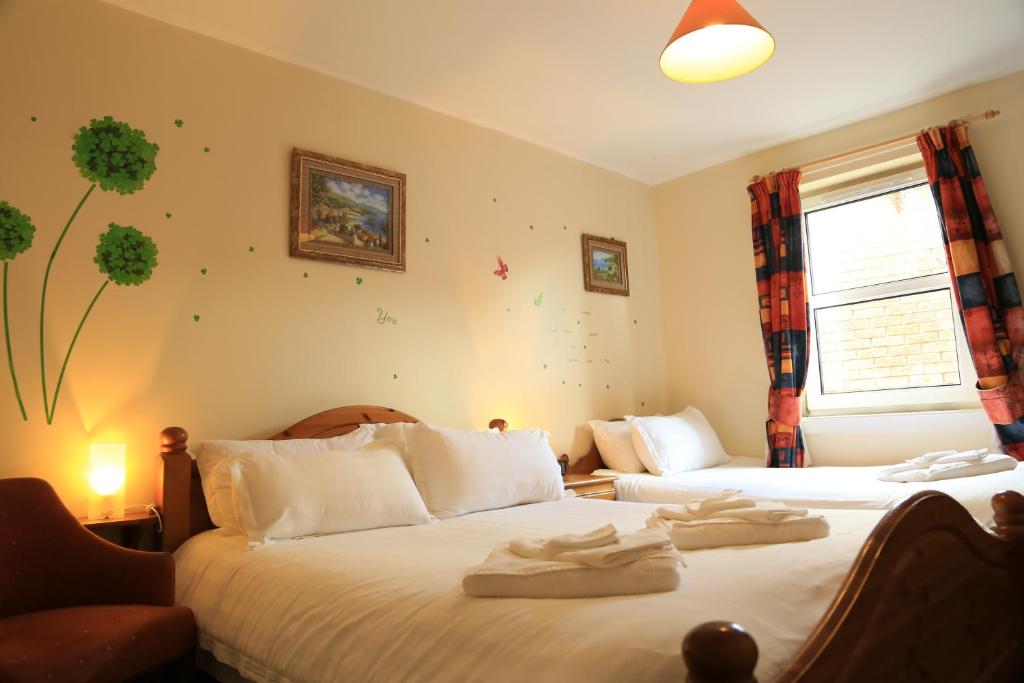 Postel nebo postele na pokoji v ubytování Twin Lions Hotel
