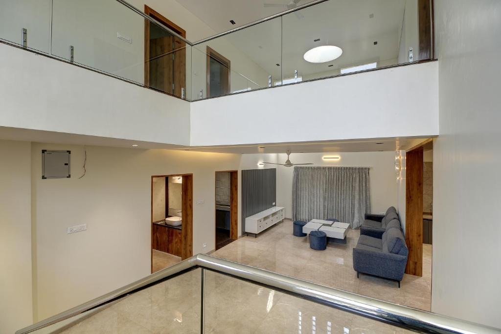 uma vista para uma sala de estar a partir do topo de um edifício em Gardenia Villa by Ovi Resort em Jāmb