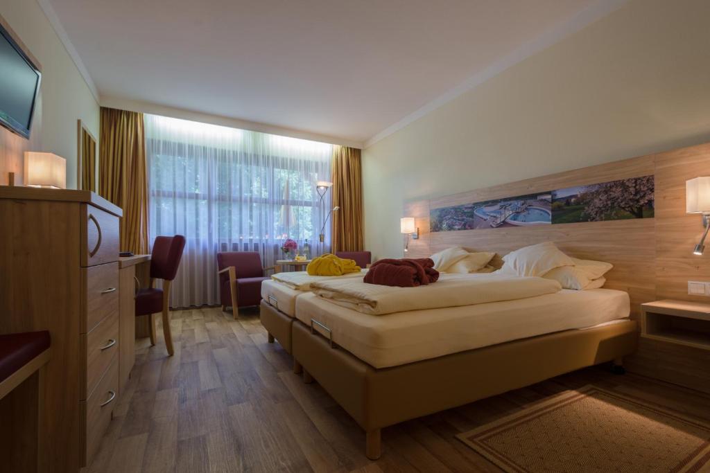 Postel nebo postele na pokoji v ubytování Hotel Quellenhof