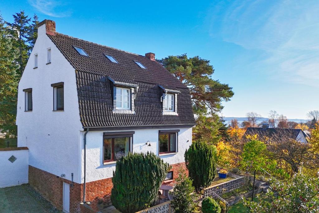 LietzowLandhaus Lietzow Ferienwohnung Beletage的一栋带有黑色屋顶的白色房子