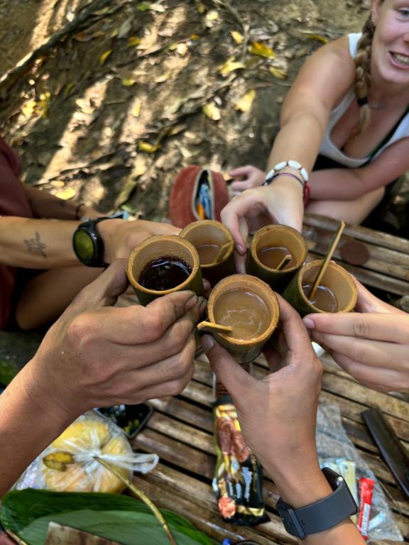 un groupe de personnes tenant des tasses de café dans l'établissement Cha homestay, à Phanom
