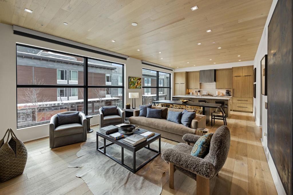 杰克逊Jackson Hole - Arts District West #202的带沙发、椅子和桌子的客厅