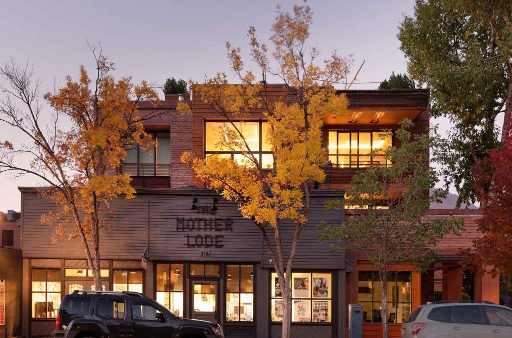 un edificio con un coche aparcado delante en Aspen The Mother Lode, en Aspen