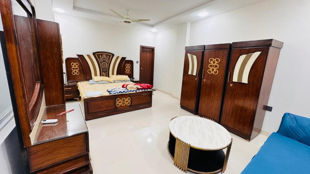 Voodi või voodid majutusasutuse Luxury 1BR Apartment in Sukkur & River View Balcony Near Military Road-1st toas