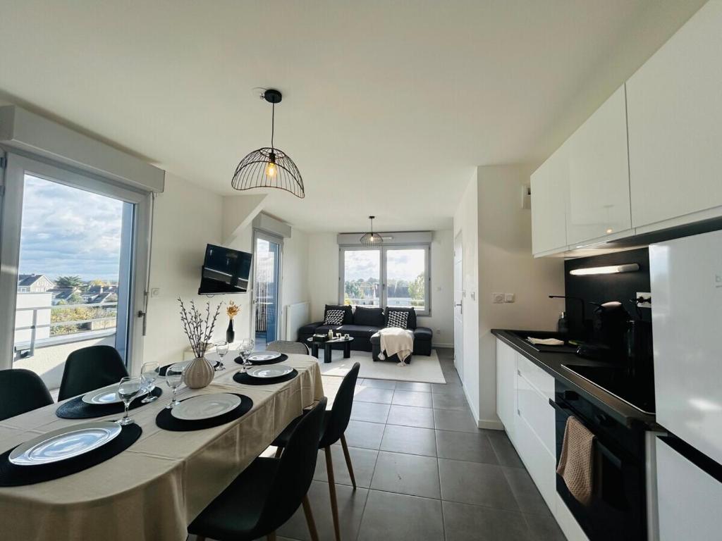 a kitchen and a dining room with a table and chairs at Casa Orgemont in Les Ponts-de-Cé