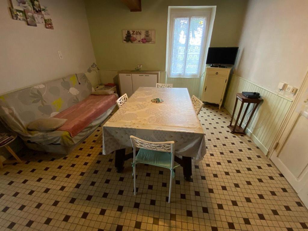 Cette petite chambre comprend une table et un lit. dans l'établissement Gîte de Castellasses, à Castelmayran