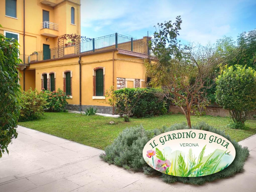 a building with a sign in front of a yard at Il Giardino di Gioia in Verona