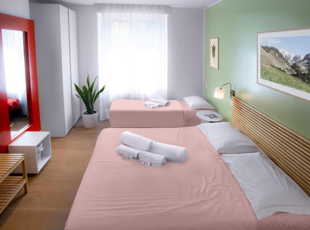 een slaapkamer met twee bedden met handdoeken erop bij Il Giardino di Gioia in Verona