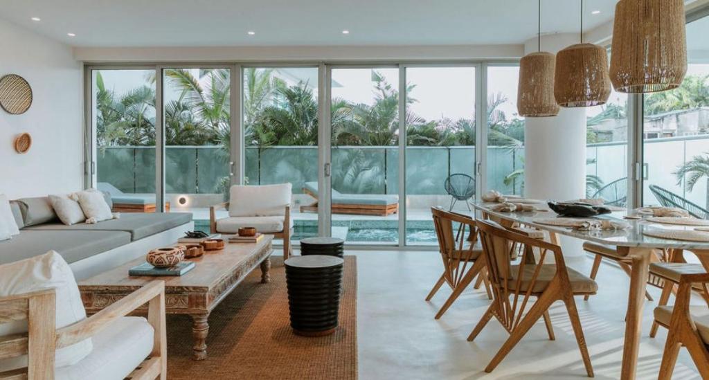 salon z kanapą i stołem w obiekcie Penthouse con piscina y jacuzzi privado w mieście Estación El Salto