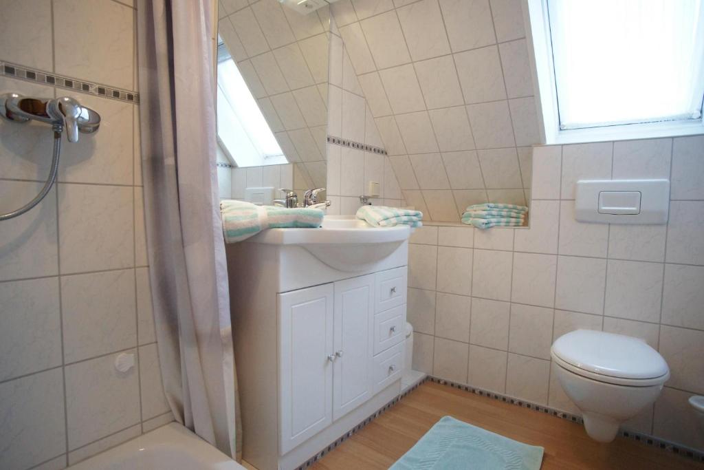 Koupelna v ubytování Wohnung In Neue Tiefe Mit Terrasse, Garten Und Grill