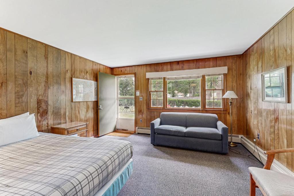 Postel nebo postele na pokoji v ubytování King Birch Lake Home, Unit 2