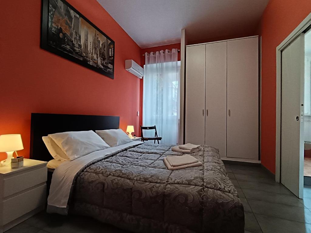 Postel nebo postele na pokoji v ubytování Adriatic Room 50 m dalla stazione Ferroviaria di Ciampino e dalla navetta aeroportuale