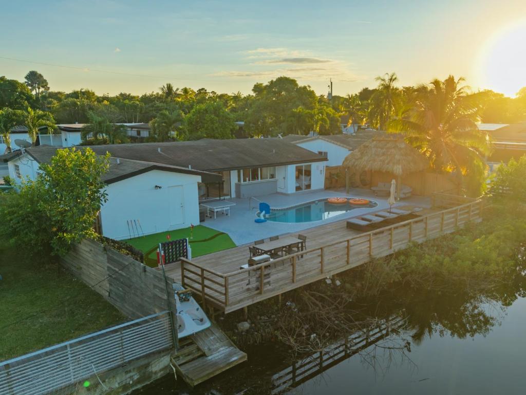 La alberca dentro o cerca de Waterfront Villa - 5 min Aventura - Cool Amenities