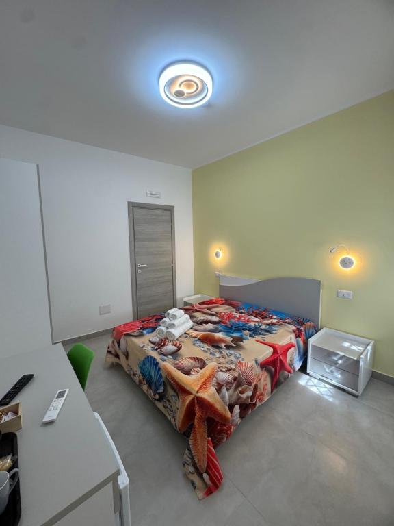 een slaapkamer met een bed in een kamer bij Civico17room in Cirò Marina