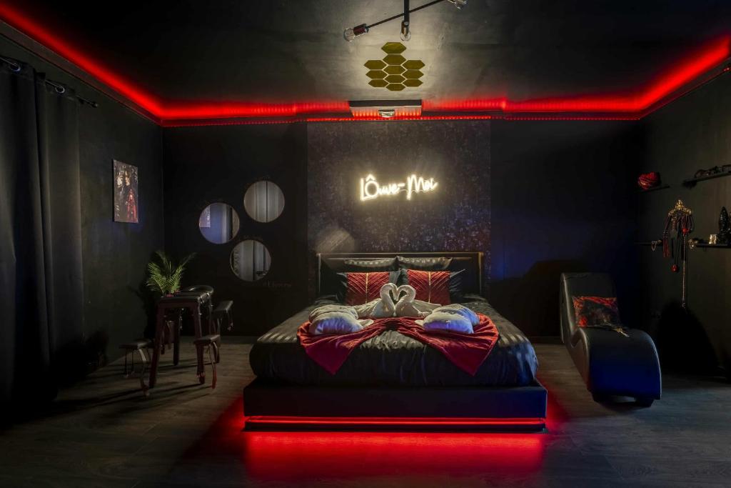 Postel nebo postele na pokoji v ubytování Lôuve-Moi Love Room & Spa