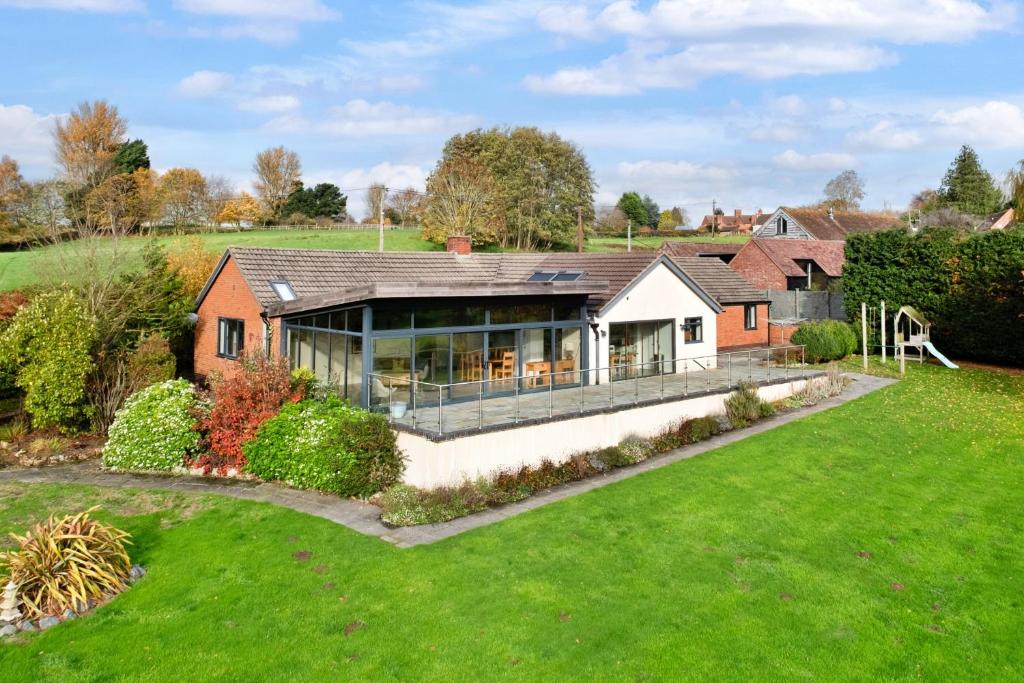 una vista aérea de una casa con jardín en Yonder, en Harley