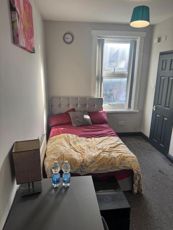 Una cama o camas en una habitación de En-suite Double Room in LS12