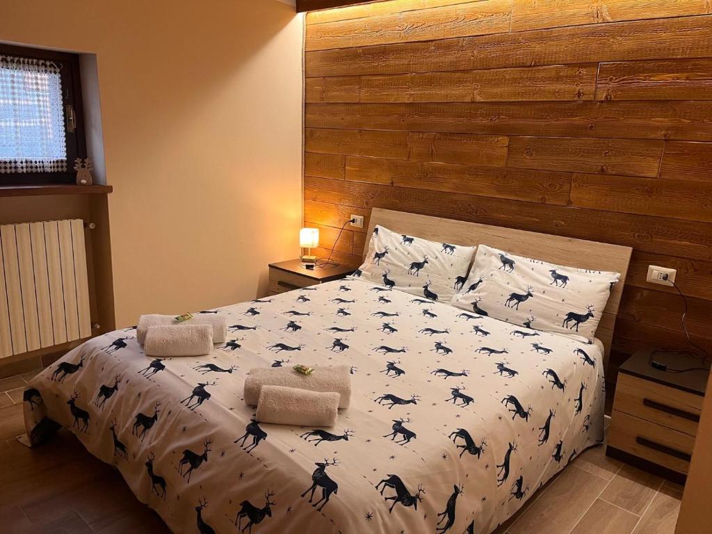 a bedroom with a bed with bats on it at Appartamento ai piedi di Sestriere in Champlas du Col