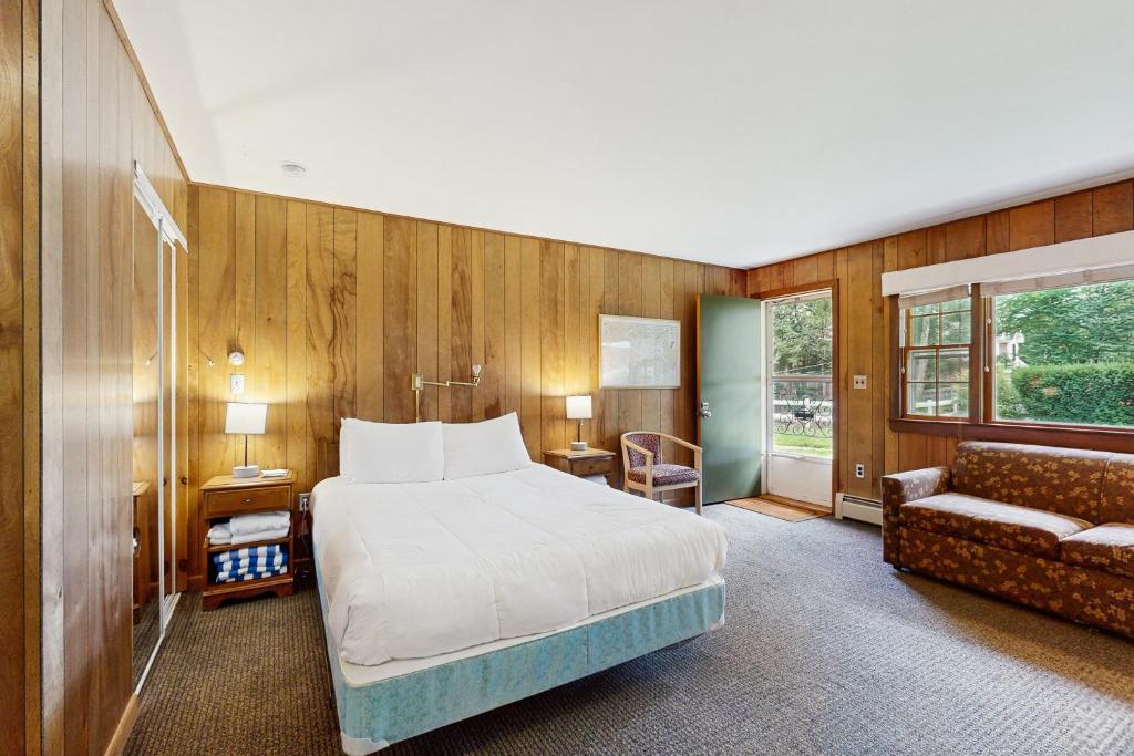 Postel nebo postele na pokoji v ubytování King Birch Lake Home, Unit 5