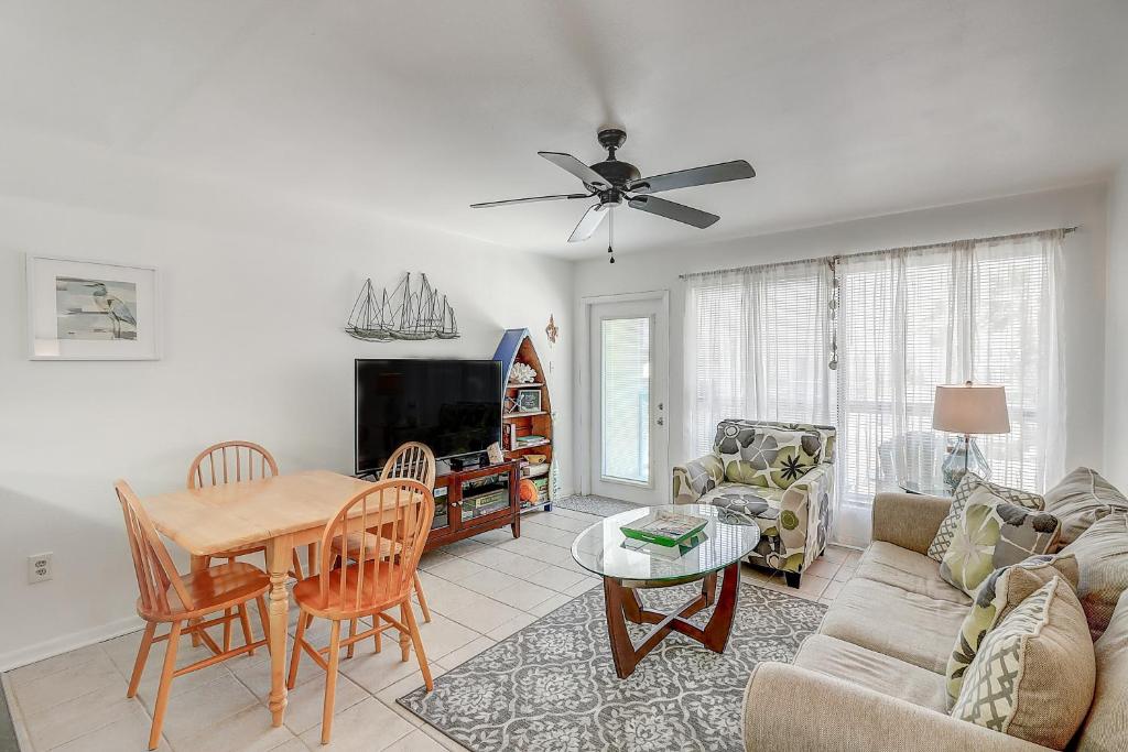 una sala de estar con un sofá y una mesa en Nelray Shores at Seamist Condominiums, en Port Aransas