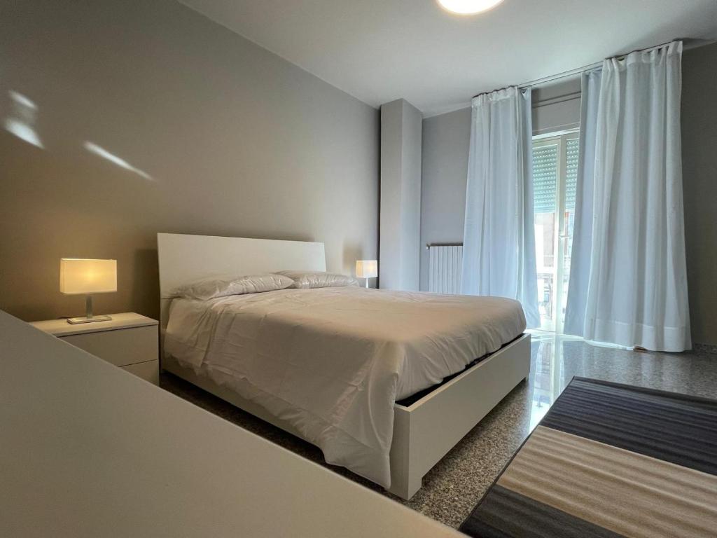 维博瓦伦蒂亚Dimora Vibo Centro的一间卧室，里面有一张床和一扇大窗户。