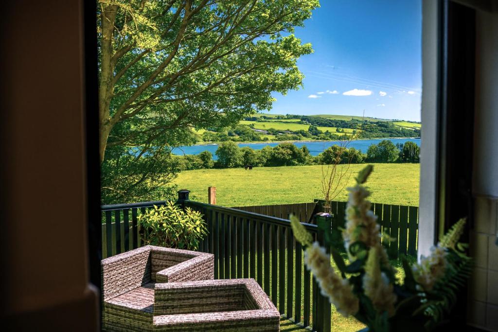 una ventana con vistas a un campo y a un río en Foyle View Retreat, en New Buildings