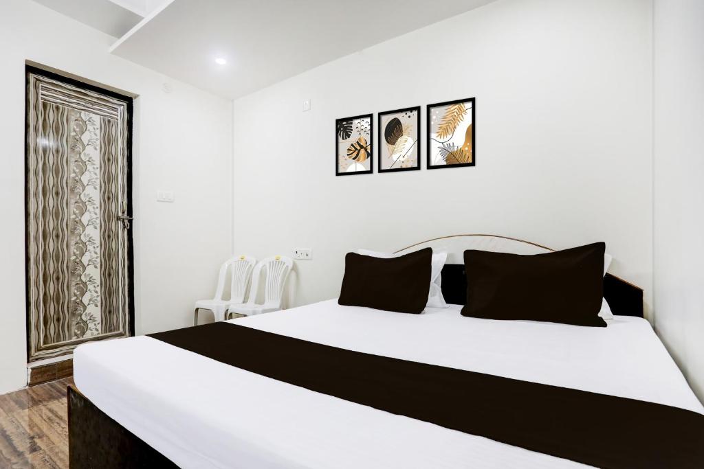 Ένα ή περισσότερα κρεβάτια σε δωμάτιο στο Hotel O Vaibhav Lakshmi In