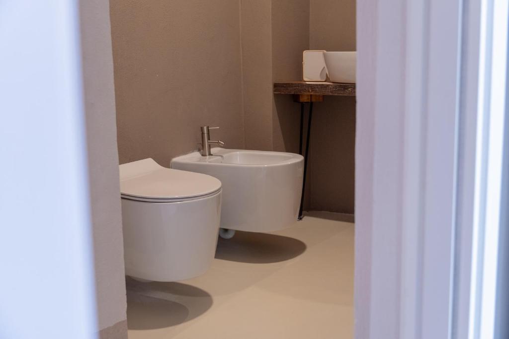 a bathroom with a toilet and a sink at La Carrera in Bernalda
